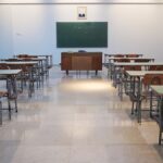 Estudante em sala de aula