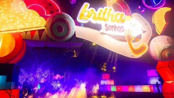 Instalação luminosa do evento Brilha Sonhos no Parque Villa-Lobos