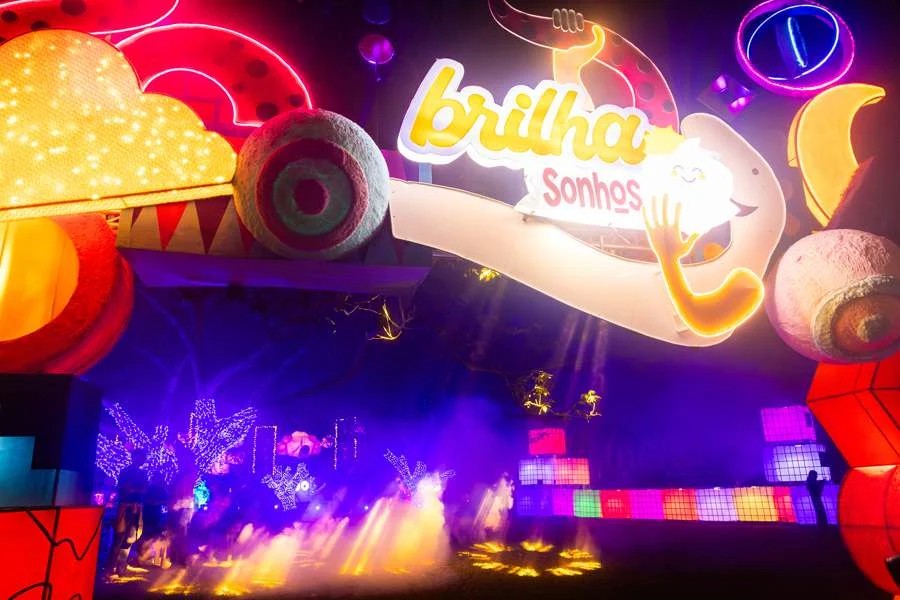Instalação luminosa do evento Brilha Sonhos no Parque Villa-Lobos