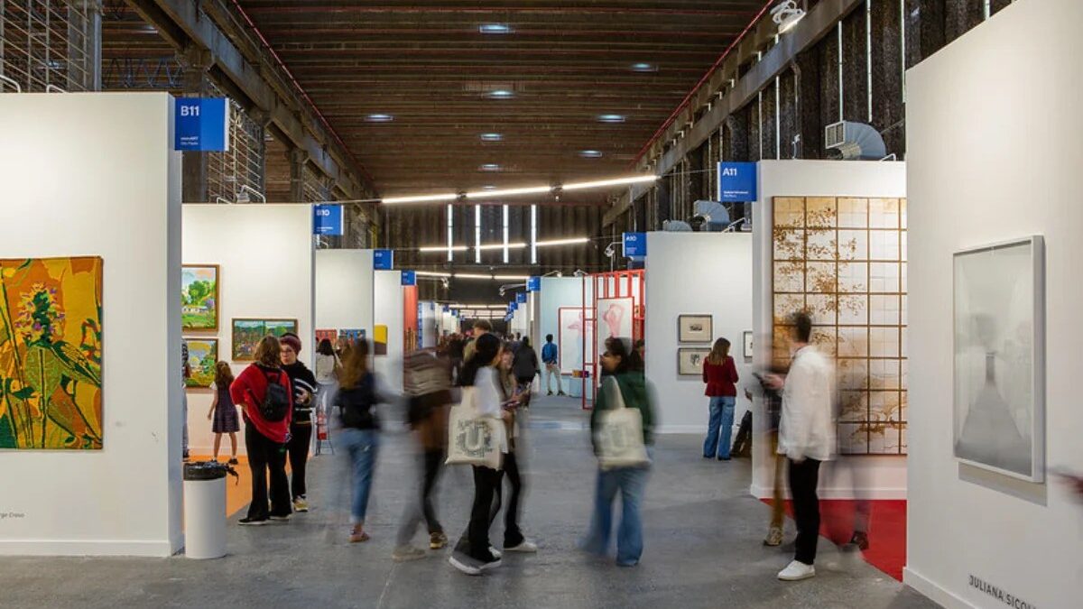 Visitantes observam obras na feira SP-Arte Rotas