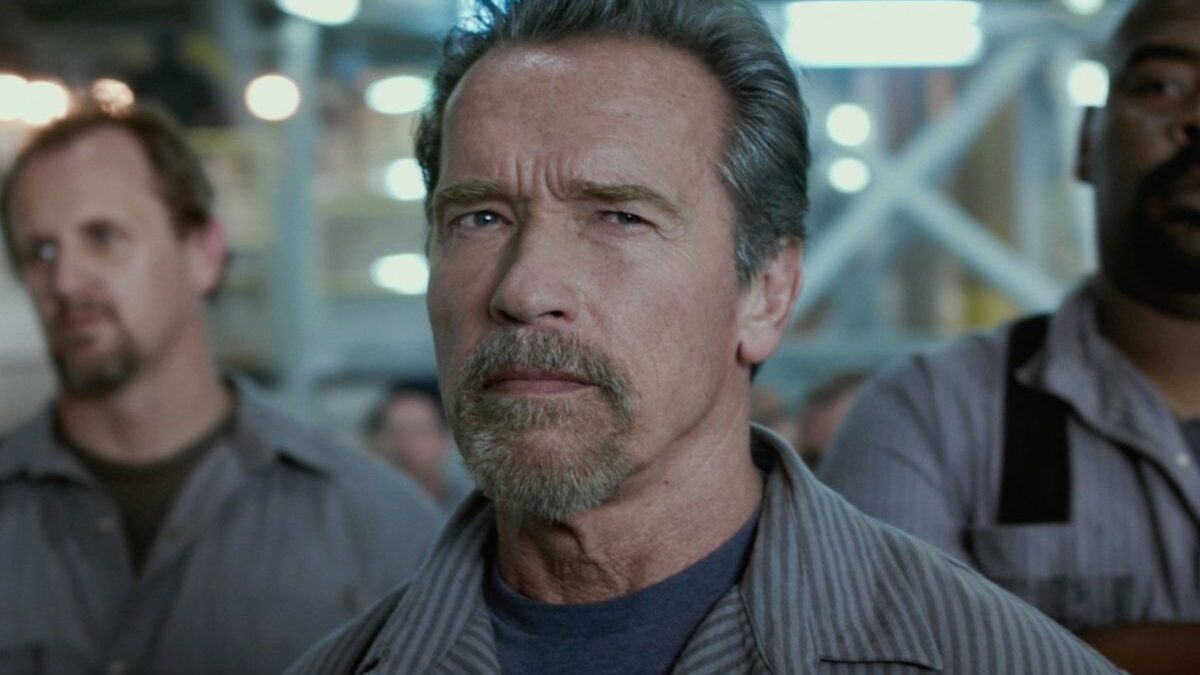 Arnold Schwarzenegger em cena de filme de ação