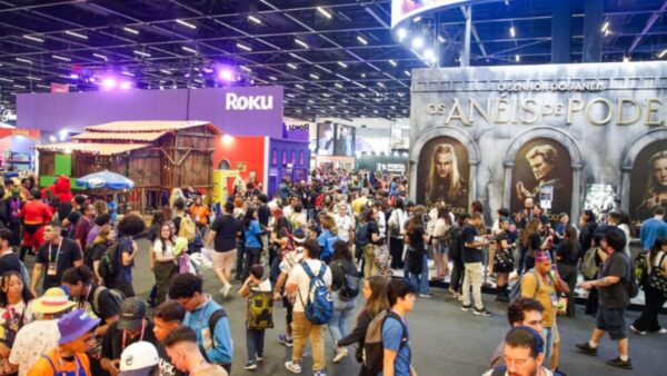 Público visita estandes da CCXP em edição anterior