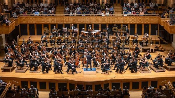 Orquestra em apresentação na Sala São Paulo