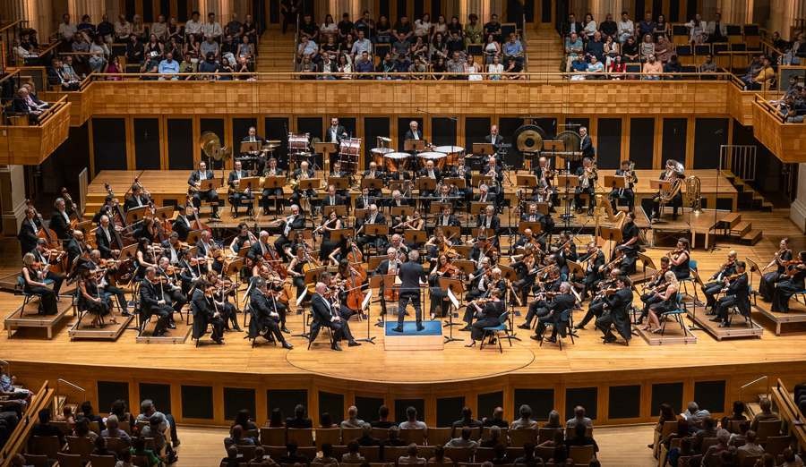 Orquestra em apresentação na Sala São Paulo