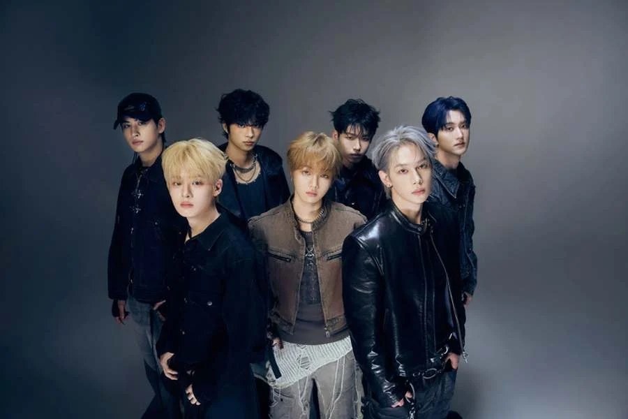 Integrantes do grupo sul-coreano YOUNITE