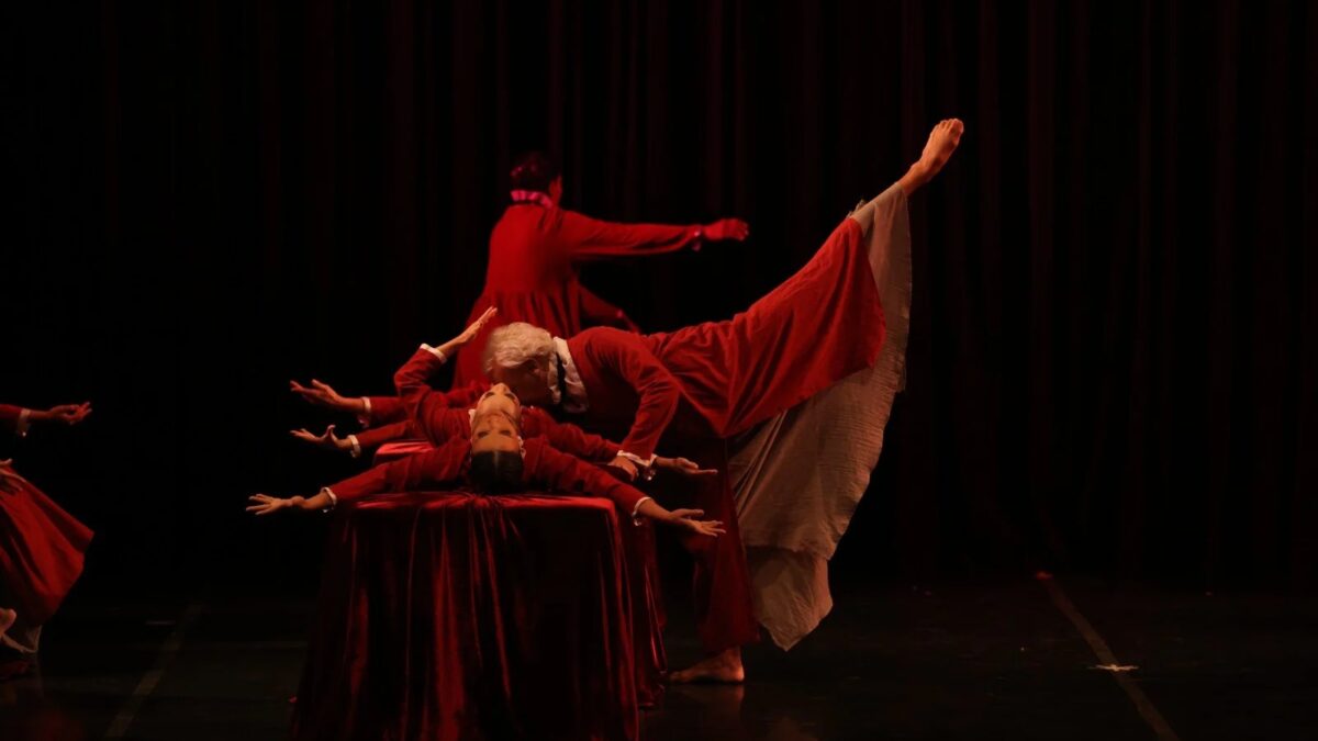 Bailarinos do Ballet Quartier Latin se apresentam no palco