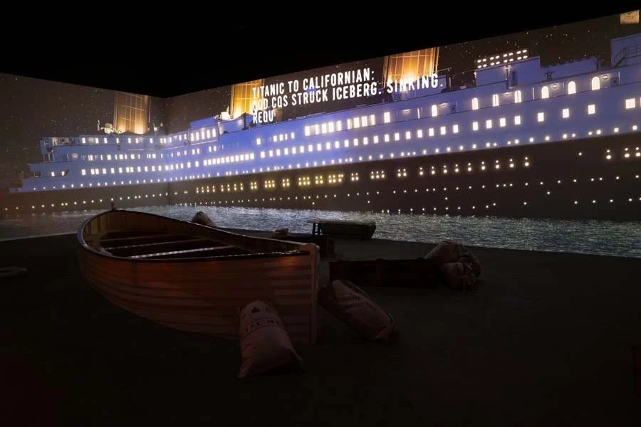 Cenário recriado do naufrágio na exposição Titanic: Uma Viagem Imersiva