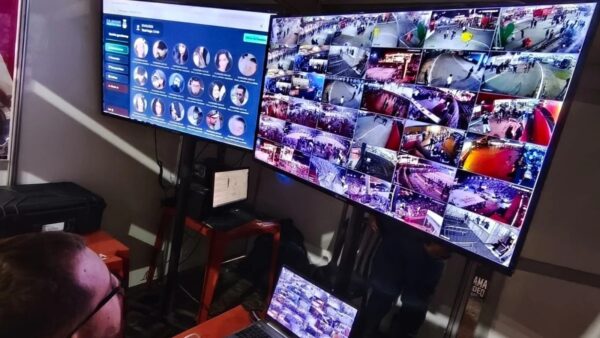 Sala de monitoramento com câmeras de segurança do Itaquá Rodeio Fest