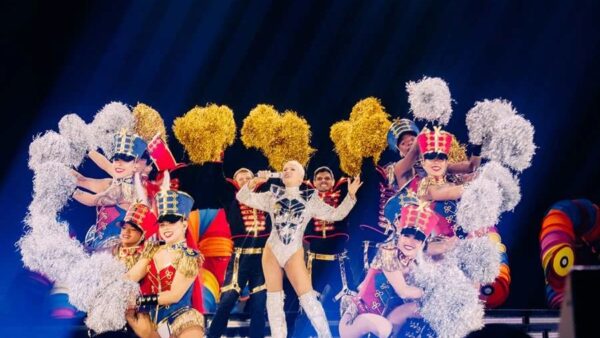 Xuxa se apresenta no palco durante estreia da turnê em São Paulo