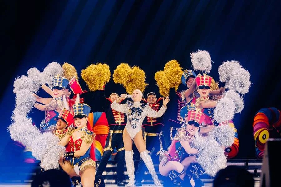 Xuxa se apresenta no palco durante estreia da turnê em São Paulo