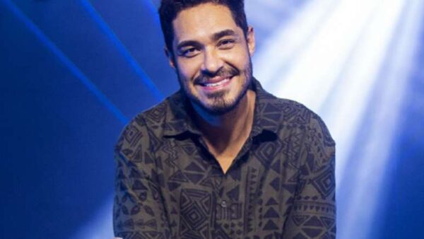 Comediante Diogo Almeida sorrindo em apresentação de stand-up
