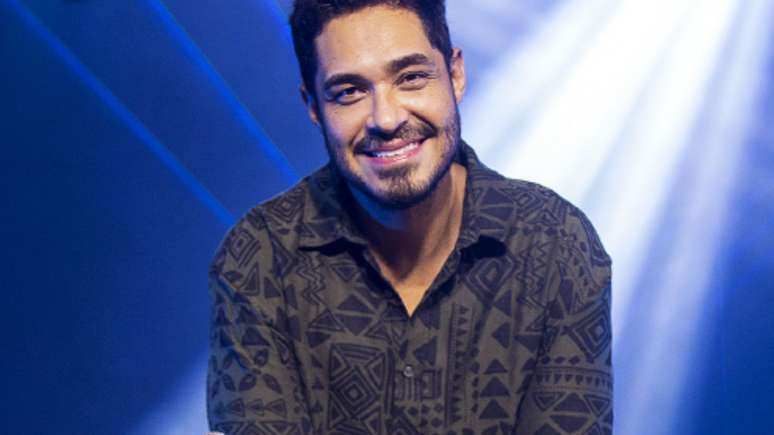 Comediante Diogo Almeida sorrindo em apresentação de stand-up