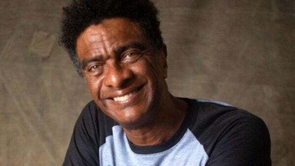 Comediante Hélio de La Peña sorrindo em retrato
