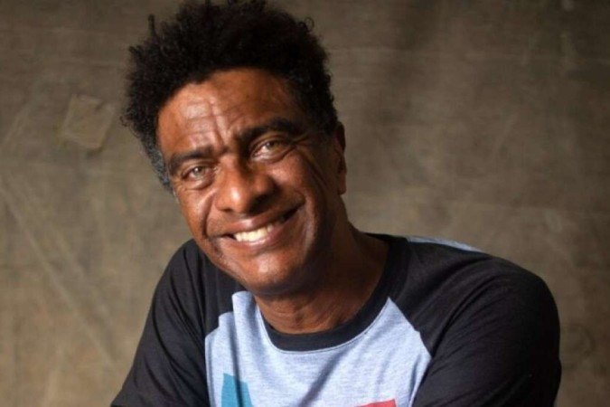 Comediante Hélio de La Peña sorrindo em retrato