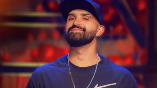 Comediante Thiago Ventura durante apresentação de stand-up