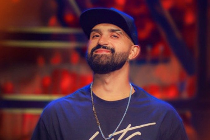 Comediante Thiago Ventura durante apresentação de stand-up