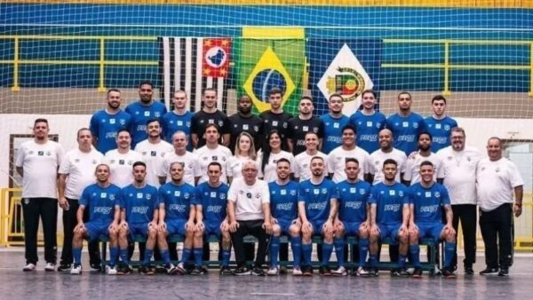 Elenco da equipe de futsal de São Caetano posa para foto oficial