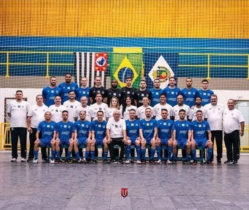 Elenco da equipe de futsal de São Caetano posa para foto oficial