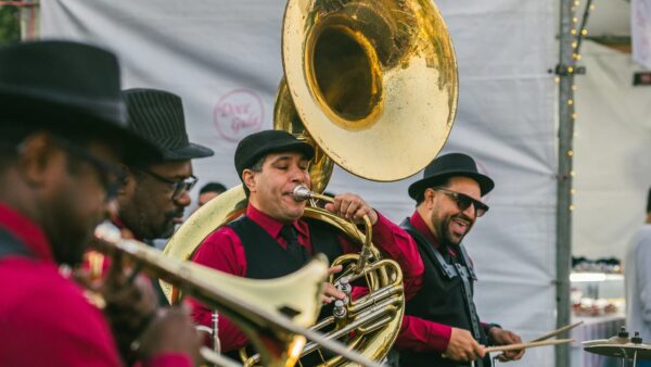 Banda Máfia do Jazz se apresenta com instrumentos de sopro