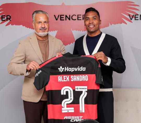 Alex Sandro posa com a camisa do Flamengo ao lado de dirigente do clube após renovar contrato
