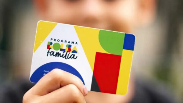 Pessoa segura cartão do Programa Bolsa Família