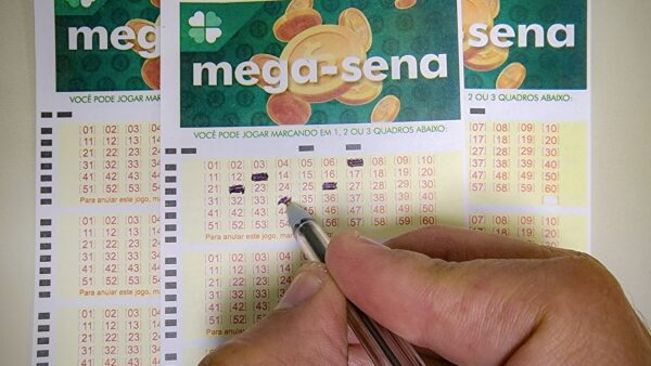 Volantes da Mega-Sena sendo preenchidos em casa lotérica