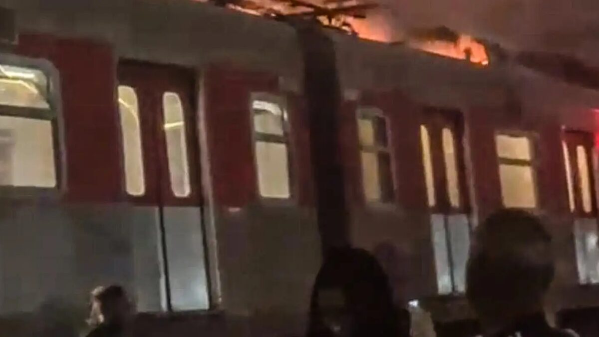Trem da Linha 11-Coral da CPTM com foco de incêndio na parte superior