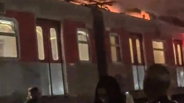 Trem da Linha 11-Coral da CPTM com foco de incêndio na parte superior
