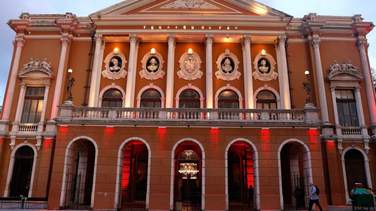 Fachada iluminada do Theatro da Paz, em Belém