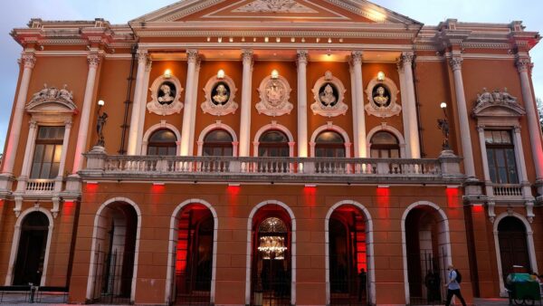 Fachada iluminada do Theatro da Paz, em Belém