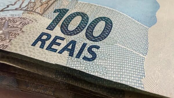 Nota de cem reais em close, representando o dólar e a economia brasileira