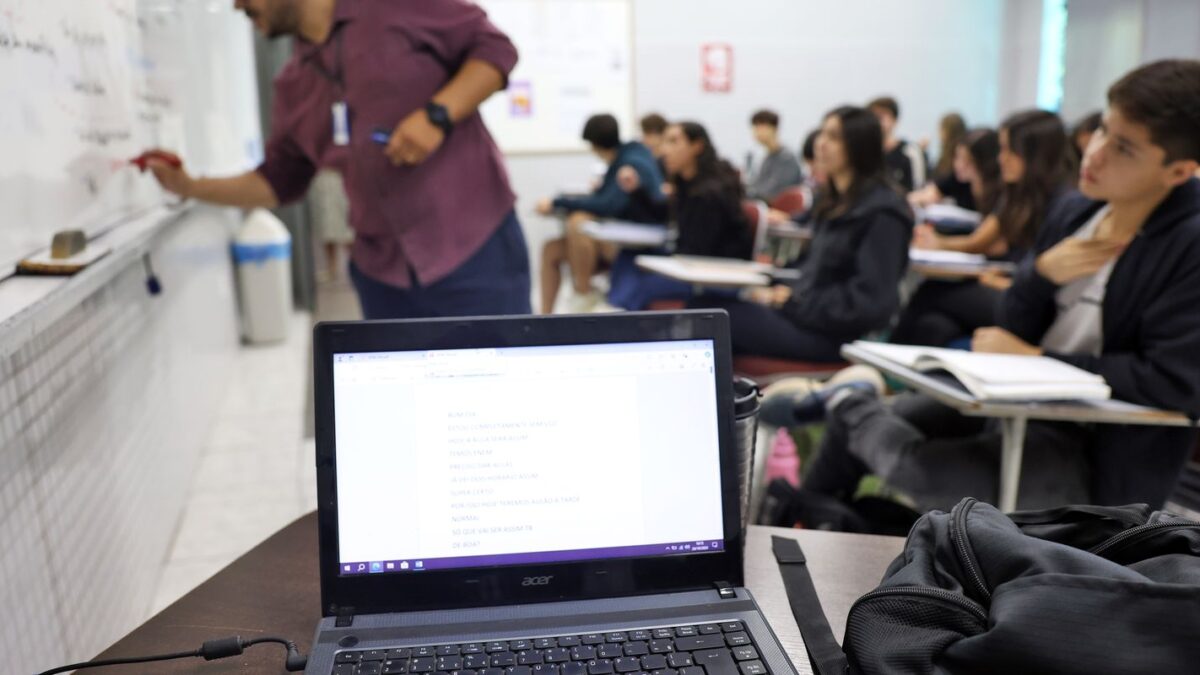 Professor e alunos em sala de aula de curso superior