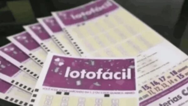 Bilhetes da Lotofácil sobre uma mesa