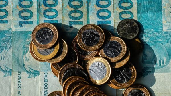 Notas e moedas de real, ilustrando pagamento do Bolsa Família
