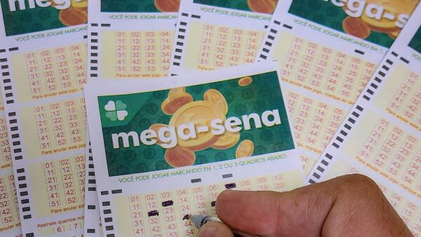 Volantes da Mega-Sena sendo preenchidos