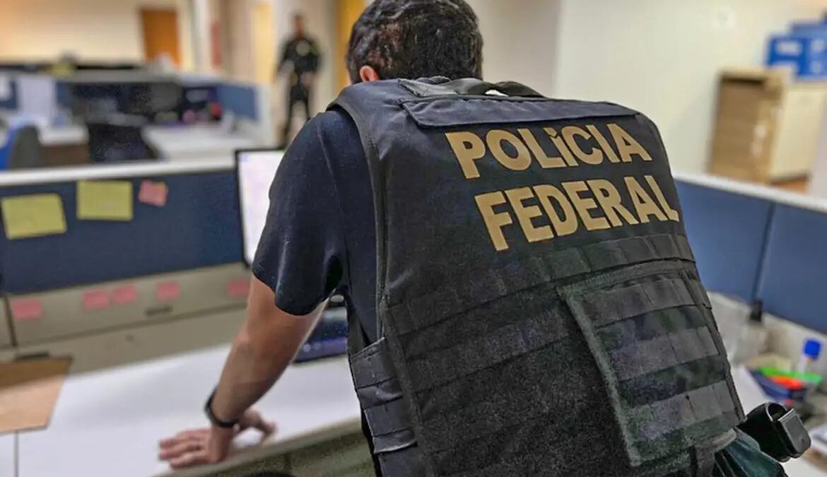 Agente da Polícia Federal com colete durante operação