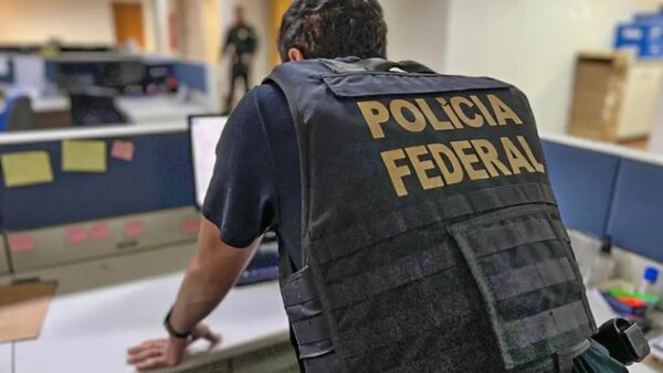 Agente da Polícia Federal com colete durante operação