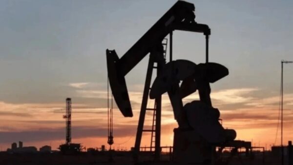 Torre de extração de petróleo ao entardecer