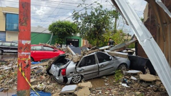Carro destruído por queda de estrutura após temporal no interior de São Paulo