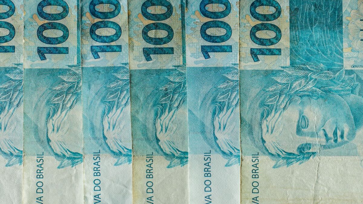Notas de cem reais enfileiradas