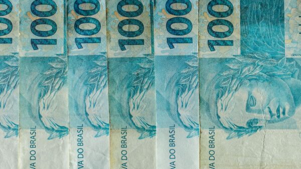 Notas de cem reais enfileiradas
