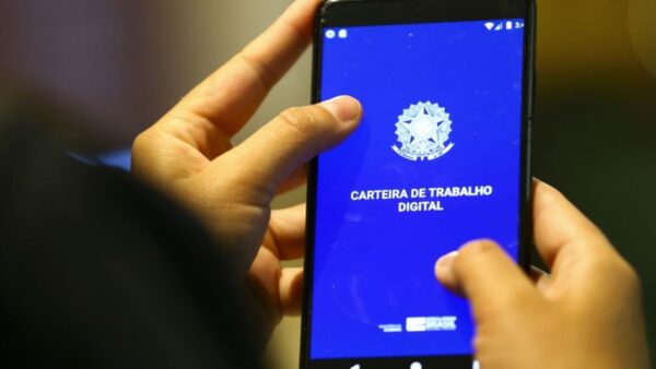 Pessoa segura celular com aplicativo da Carteira de Trabalho Digital