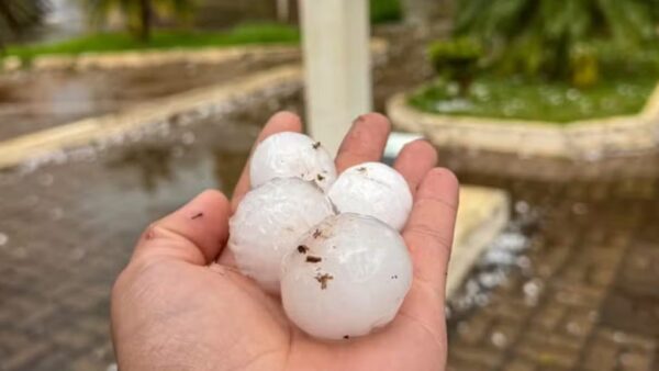 Pedras de granizo na mão de morador do Rio Grande do Sul