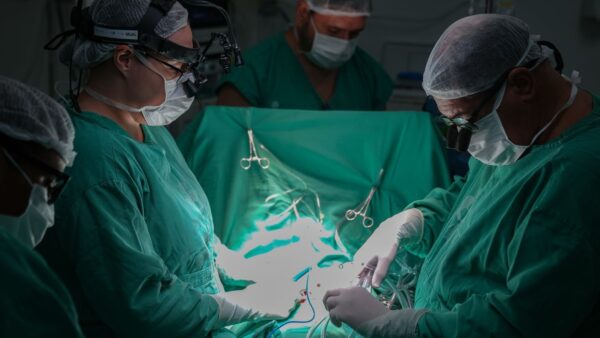 Equipe médica realiza cirurgia em hospital do SUS