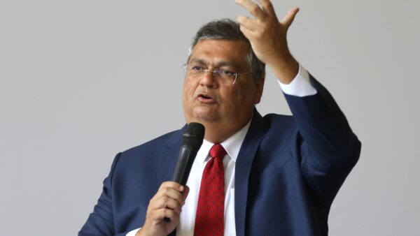 Ministro Dino bloqueia R$ 119 milhões de Valdemar Costa Neto por suspeitas em emendas