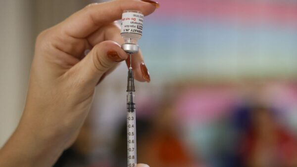 Profissional de saúde prepara dose de vacina contra HPV