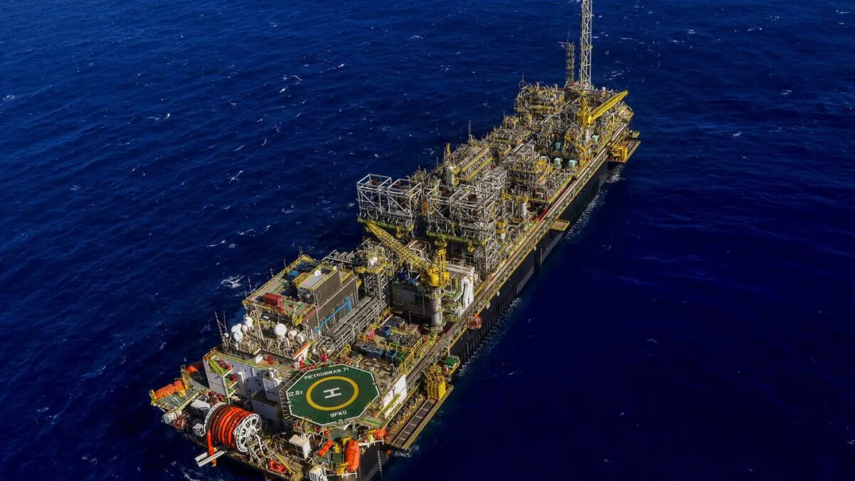 Plataforma de petróleo da Petrobras no mar