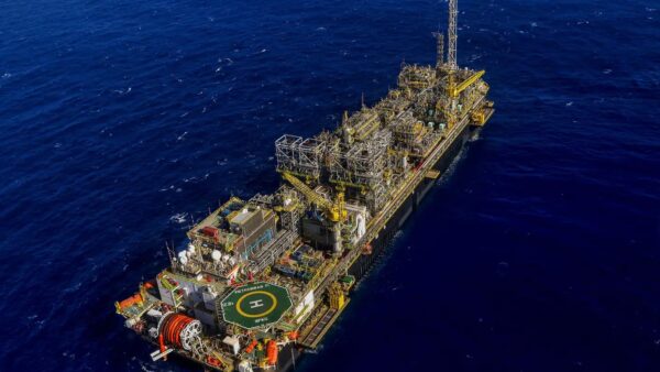 Plataforma de petróleo da Petrobras no mar