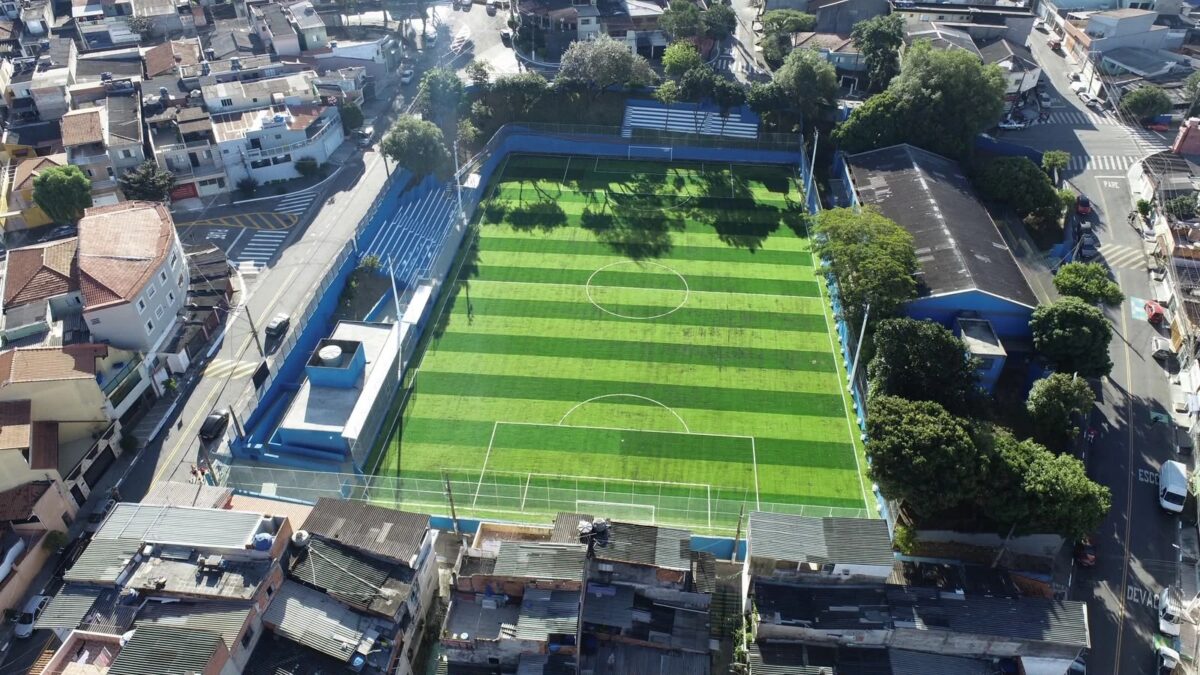 Vista aérea do Campo do Jardim ABC com gramado sintético em Diadema