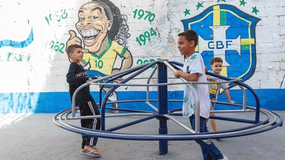 Crianças brincam no playground reformado da Travessa Hércules, em Diadema